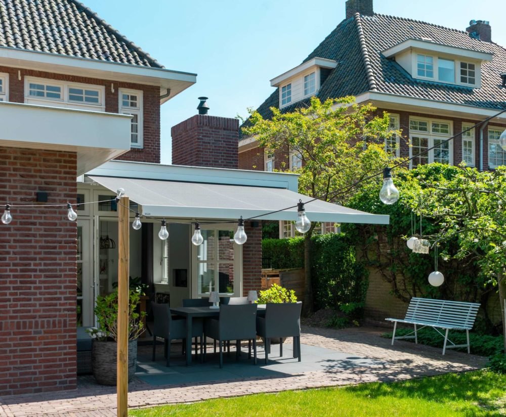 Zonnescherm boven een terras in de tuin